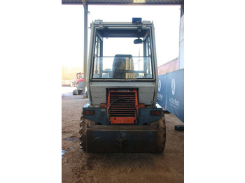 Gumikerekes homlokrakodó Kubota R510: 4 kép. Gumikerekes homlokrakodó Kubota R510: 4 kép.