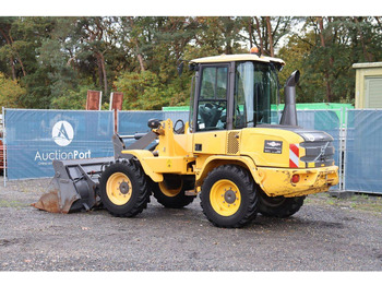 Gumikerekes homlokrakodó Volvo L30G: 3 kép.