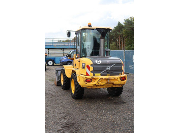 Gumikerekes homlokrakodó Volvo L30G: 4 kép.