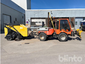 Traktor HOLDER C340 med sopvals, sandspridare och plog: 4 kép.