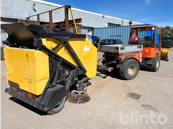 Traktor HOLDER C340 med sopvals, sandspridare och plog: 5 kép.