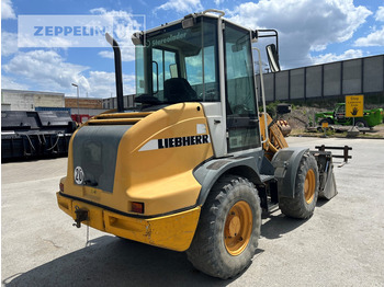 Gumikerekes homlokrakodó Liebherr L506: 5 kép.