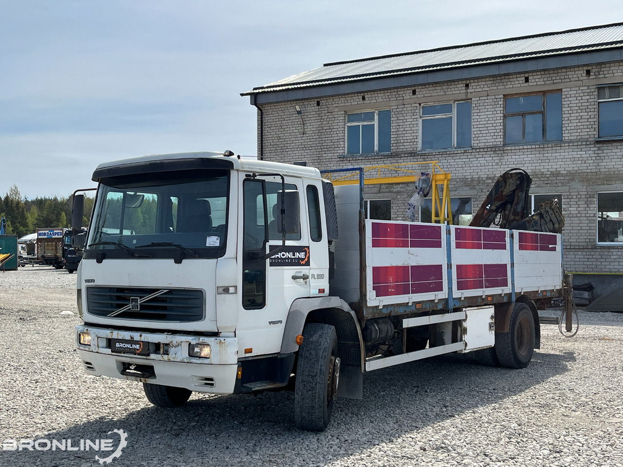 2000 Volvo FL220 4x2 + Hiab 102-4 - Platós teherautó, Darus autó: 2 kép. 2000 Volvo FL220 4x2 + Hiab 102-4 - Platós teherautó, Darus autó: 2 kép.