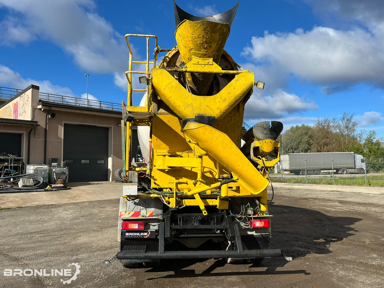 2004 Volvo FM12 420 8x4 Intermix 10m³ - Betonmixer: 5 kép. 2004 Volvo FM12 420 8x4 Intermix 10m³ - Betonmixer: 5 kép.
