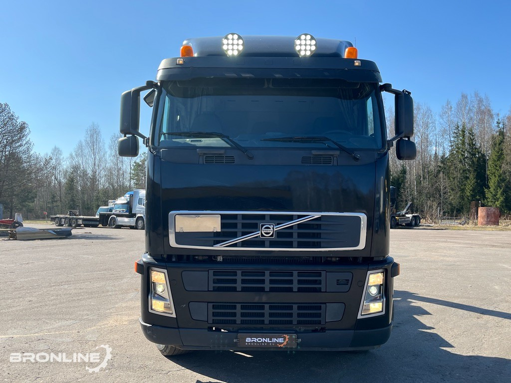 2005 Volvo FH12 8x4 + konkslift 26t - Horgos rakodó teherautó: 3 kép. 2005 Volvo FH12 8x4 + konkslift 26t - Horgos rakodó teherautó: 3 kép.