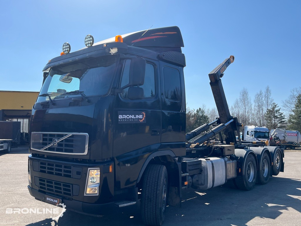 2005 Volvo FH12 8x4 + konkslift 26t - Horgos rakodó teherautó: 2 kép. 2005 Volvo FH12 8x4 + konkslift 26t - Horgos rakodó teherautó: 2 kép.