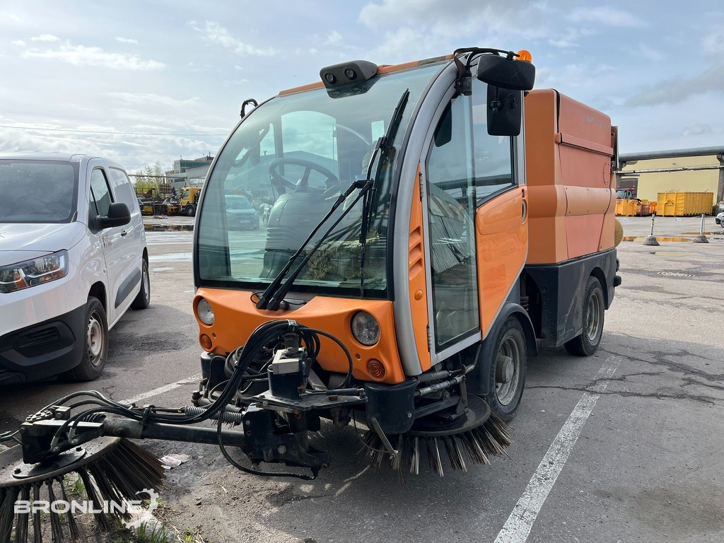2008 BUCHER CITYCAT 2020 Road sweeper - Utcaseprő gép: 2 kép. 2008 BUCHER CITYCAT 2020 Road sweeper - Utcaseprő gép: 2 kép.