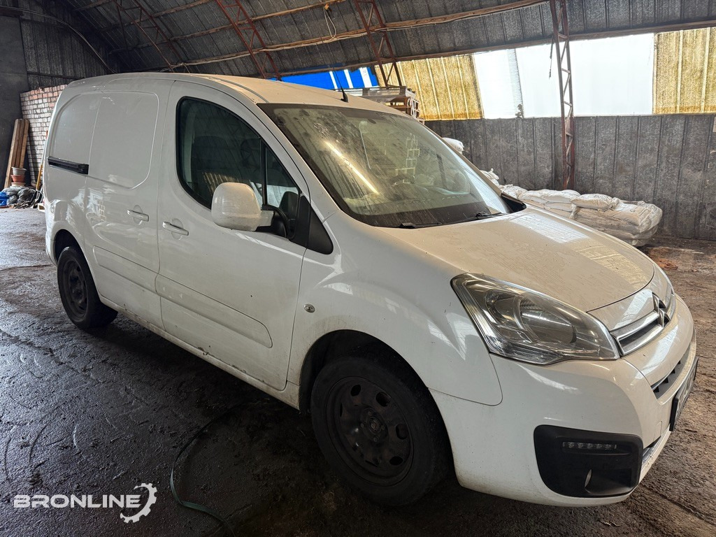 2016 Citroën Berlingo 1.6 72kW - Kis furgon: 2 kép. 2016 Citroën Berlingo 1.6 72kW - Kis furgon: 2 kép.