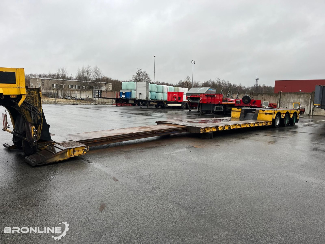 Faymonville STBZ-3VA Low-Bed 3-axle Trailer - Félpótkocsi mélybölcsős: 2 kép. Faymonville STBZ-3VA Low-Bed 3-axle Trailer - Félpótkocsi mélybölcsős: 2 kép.