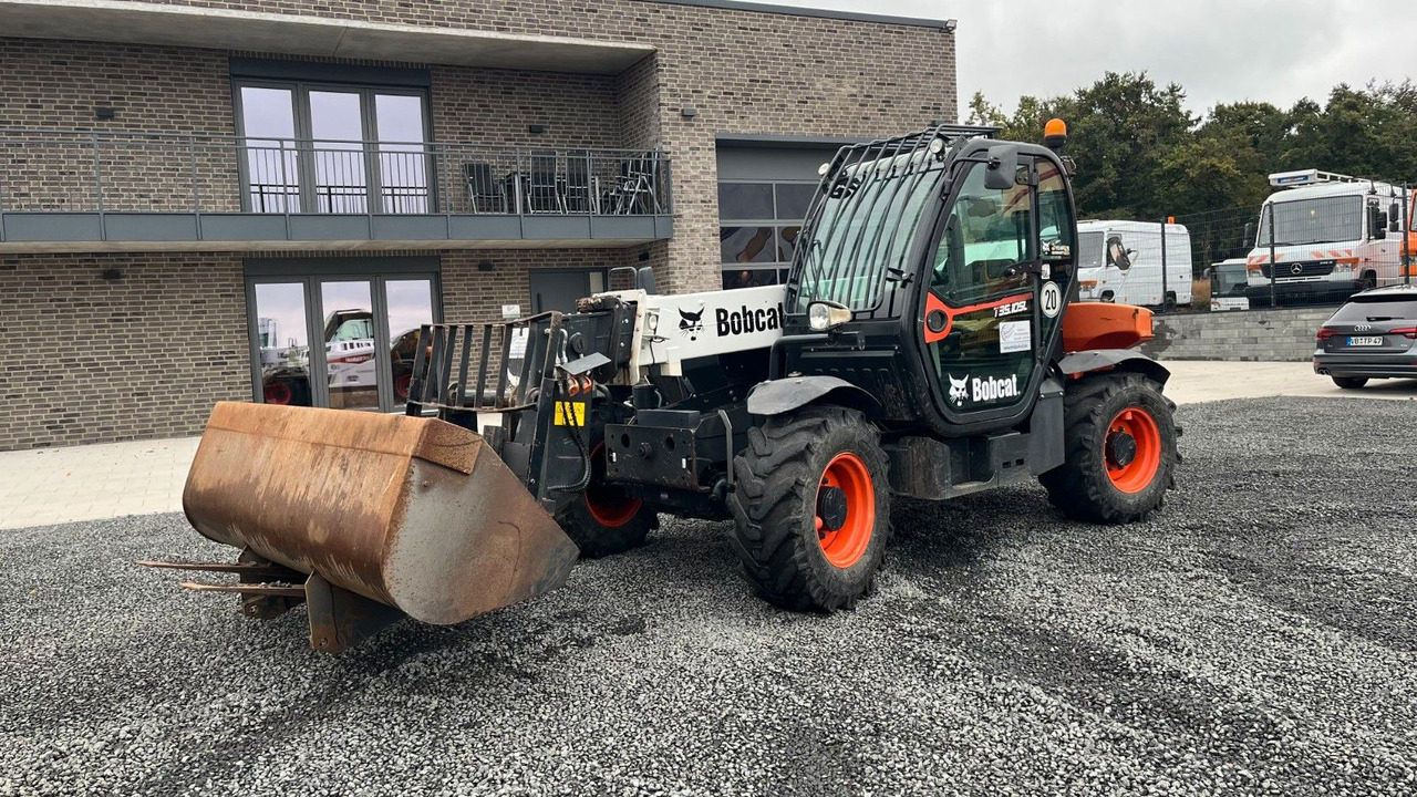 Bobcat T35.105LB Teleskoplader 7600 Kg Gabel Schaufel - Gumikerekes homlokrakodó: 2 kép. Bobcat T35.105LB Teleskoplader 7600 Kg Gabel Schaufel - Gumikerekes homlokrakodó: 2 kép.