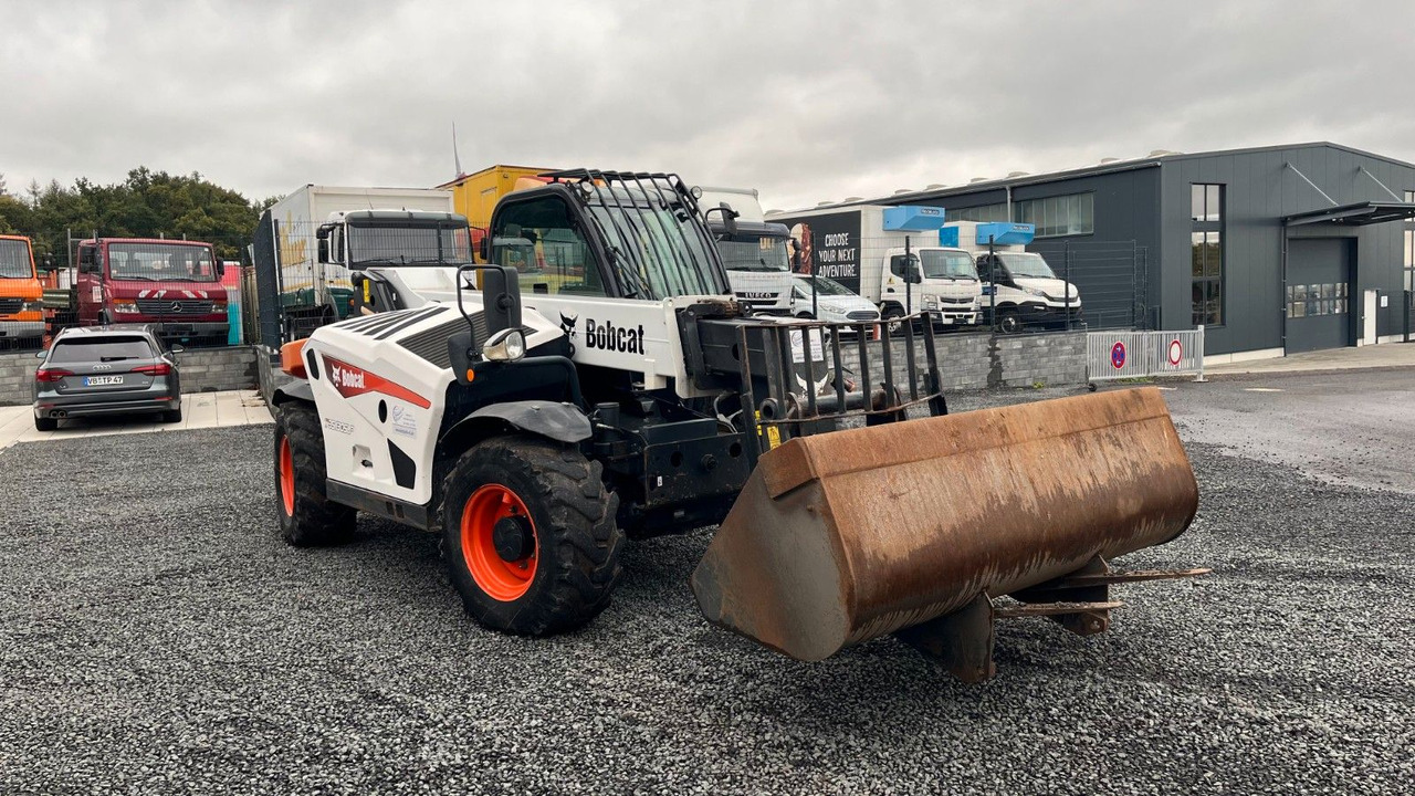 Bobcat T35.105LB Teleskoplader 7600 Kg Gabel Schaufel - Gumikerekes homlokrakodó: 3 kép. Bobcat T35.105LB Teleskoplader 7600 Kg Gabel Schaufel - Gumikerekes homlokrakodó: 3 kép.