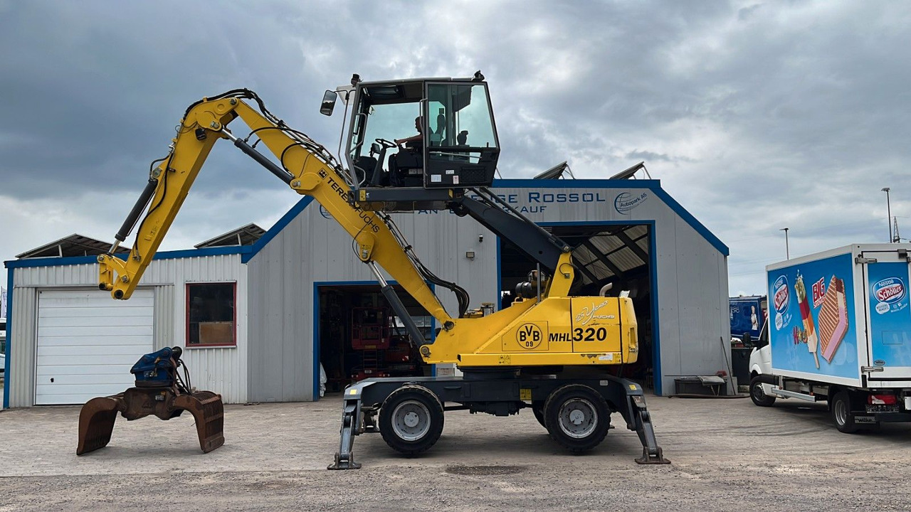 Fuchs TeRex MHL 320 D Umschlagbagger Greifer Pratzen - Hulladék kotró: 2 kép. Fuchs TeRex MHL 320 D Umschlagbagger Greifer Pratzen - Hulladék kotró: 2 kép.