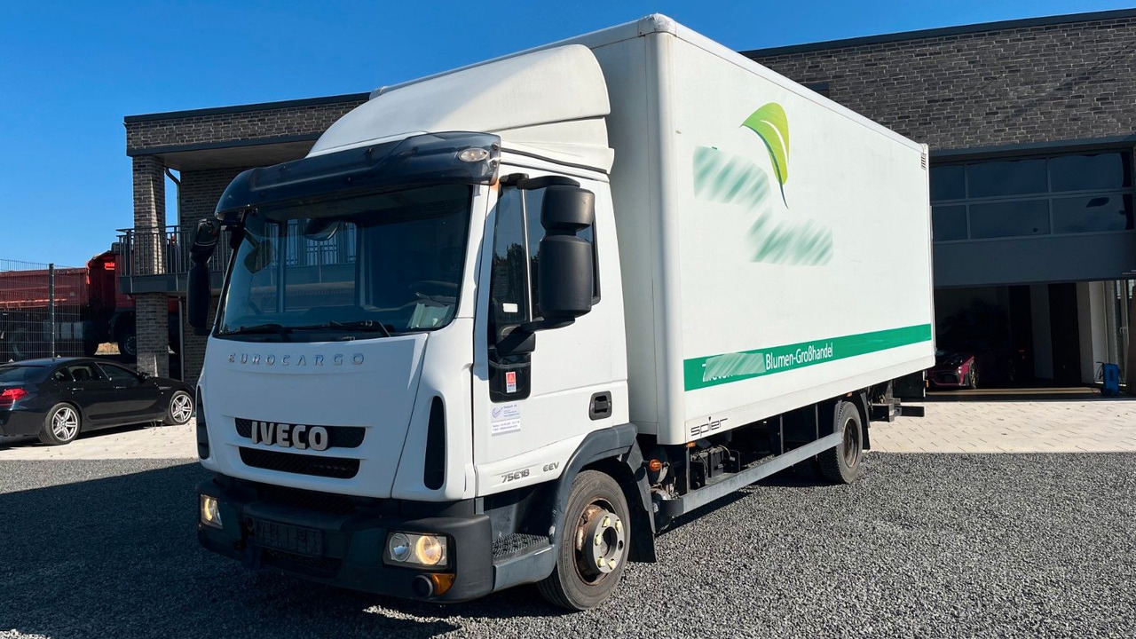 Iveco ML75E18 Blumen Koffer LBW Klimaanlage EEV ML80 Iveco ML75E18 Blumen Koffer LBW Klimaanlage EEV ML80 - Dobozos kisteherautó: 2 kép. Iveco ML75E18 Blumen Koffer LBW Klimaanlage EEV ML80 Iveco ML75E18 Blumen Koffer LBW Klimaanlage EEV ML80 - Dobozos kisteherautó: 2 kép.