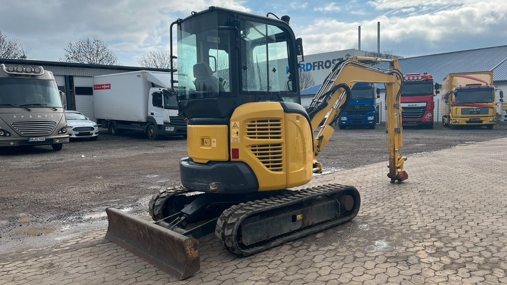 Komatsu PC35MR-3 PC35MR Minibagger 3740 Kg ab 469€ mtl. - Minikotró: 4 kép. Komatsu PC35MR-3 PC35MR Minibagger 3740 Kg ab 469€ mtl. - Minikotró: 4 kép.