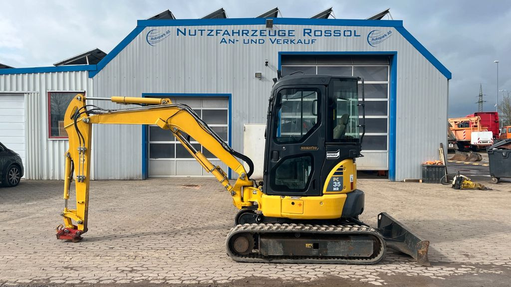 Komatsu PC35MR-3 PC35MR Minibagger 3740 Kg ab 469€ mtl. - Minikotró: 1 kép. Komatsu PC35MR-3 PC35MR Minibagger 3740 Kg ab 469€ mtl. - Minikotró: 1 kép.
