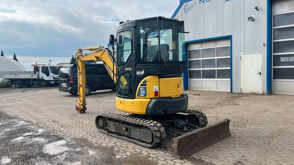 Komatsu PC35MR-3 PC35MR Minibagger 3740 Kg ab 469€ mtl. - Minikotró: 5 kép. Komatsu PC35MR-3 PC35MR Minibagger 3740 Kg ab 469€ mtl. - Minikotró: 5 kép.