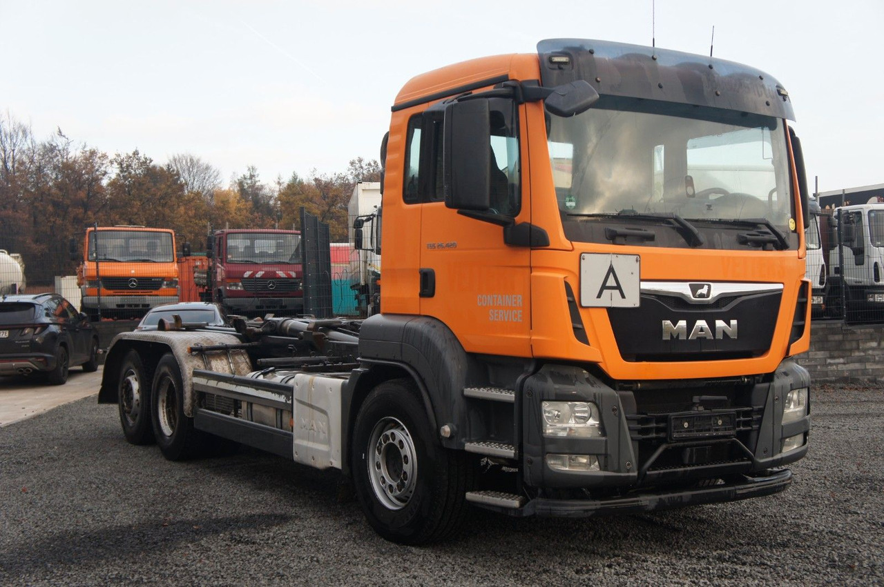 MAN TGS 26.420 Abrollkipper Meiller - Horgos rakodó teherautó: 3 kép. MAN TGS 26.420 Abrollkipper Meiller - Horgos rakodó teherautó: 3 kép.