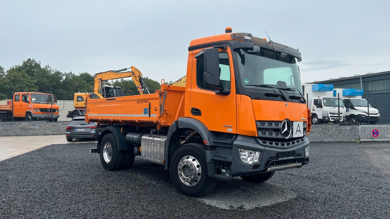 Mercedes-Benz Arocs 1835 Dreiseitenikpper Meiller - Billenőplatós teherautó: 3 kép. Mercedes-Benz Arocs 1835 Dreiseitenikpper Meiller - Billenőplatós teherautó: 3 kép.