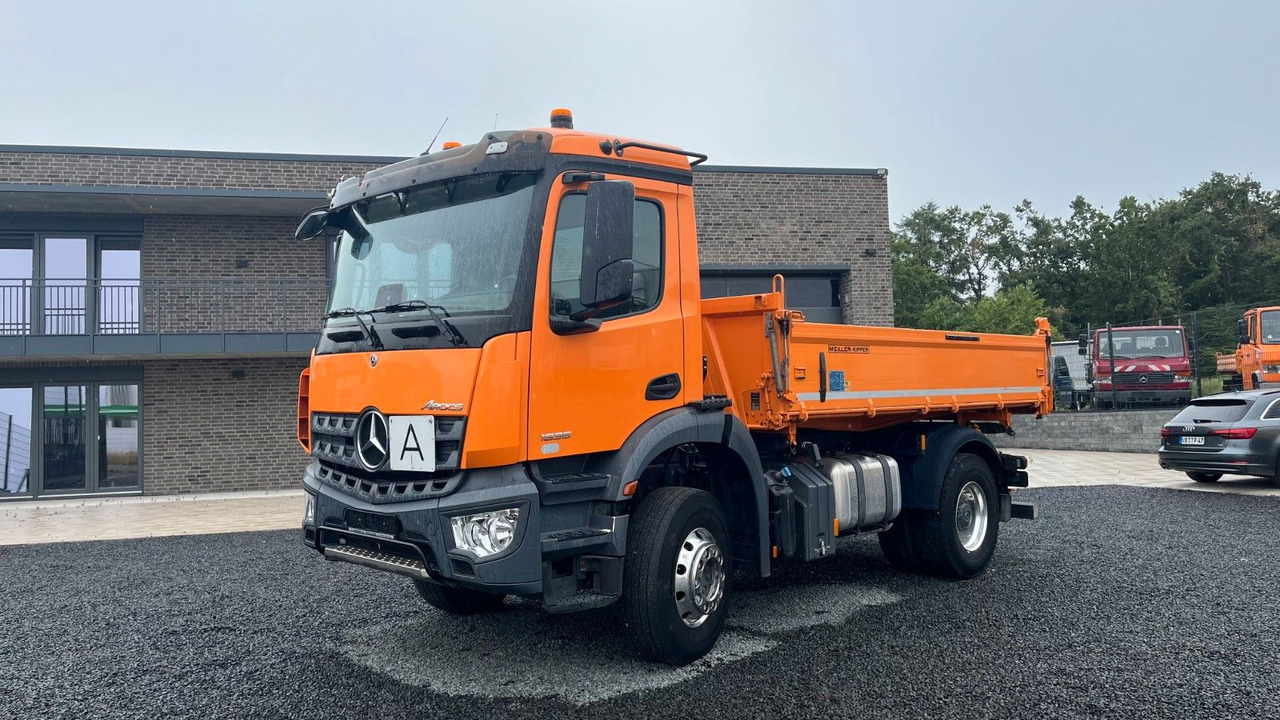 Mercedes-Benz Arocs 1835 Dreiseitenikpper Meiller - Billenőplatós teherautó: 2 kép. Mercedes-Benz Arocs 1835 Dreiseitenikpper Meiller - Billenőplatós teherautó: 2 kép.