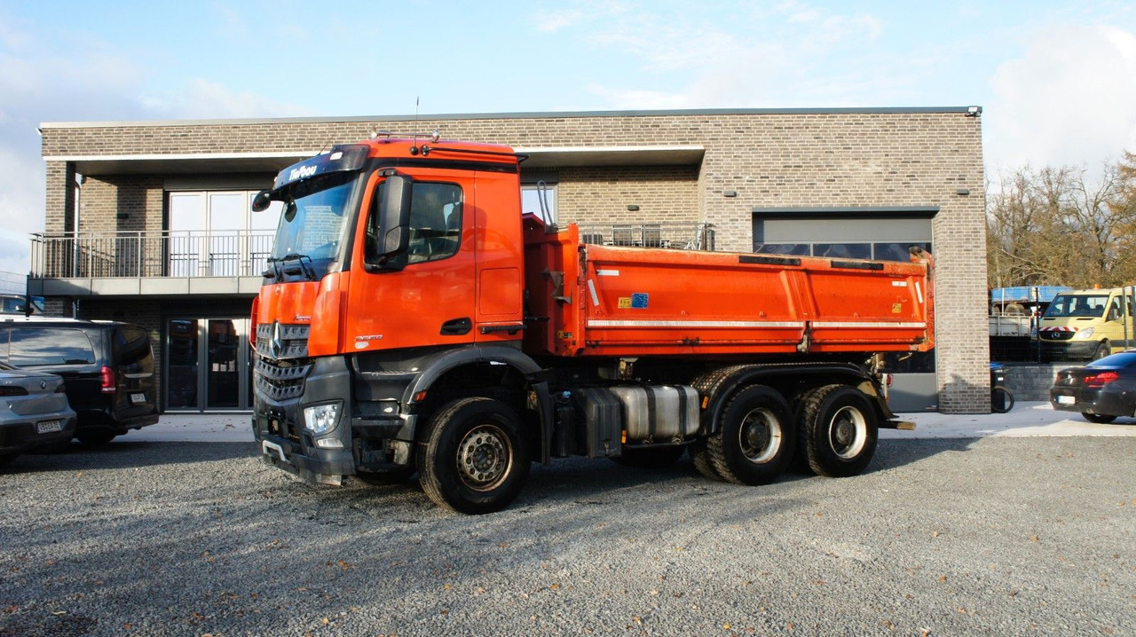 Mercedes-Benz Arocs 2653 Dreiseitenkipper Meiller Bordmatik - Billenőplatós teherautó: 1 kép. Mercedes-Benz Arocs 2653 Dreiseitenkipper Meiller Bordmatik - Billenőplatós teherautó: 1 kép.