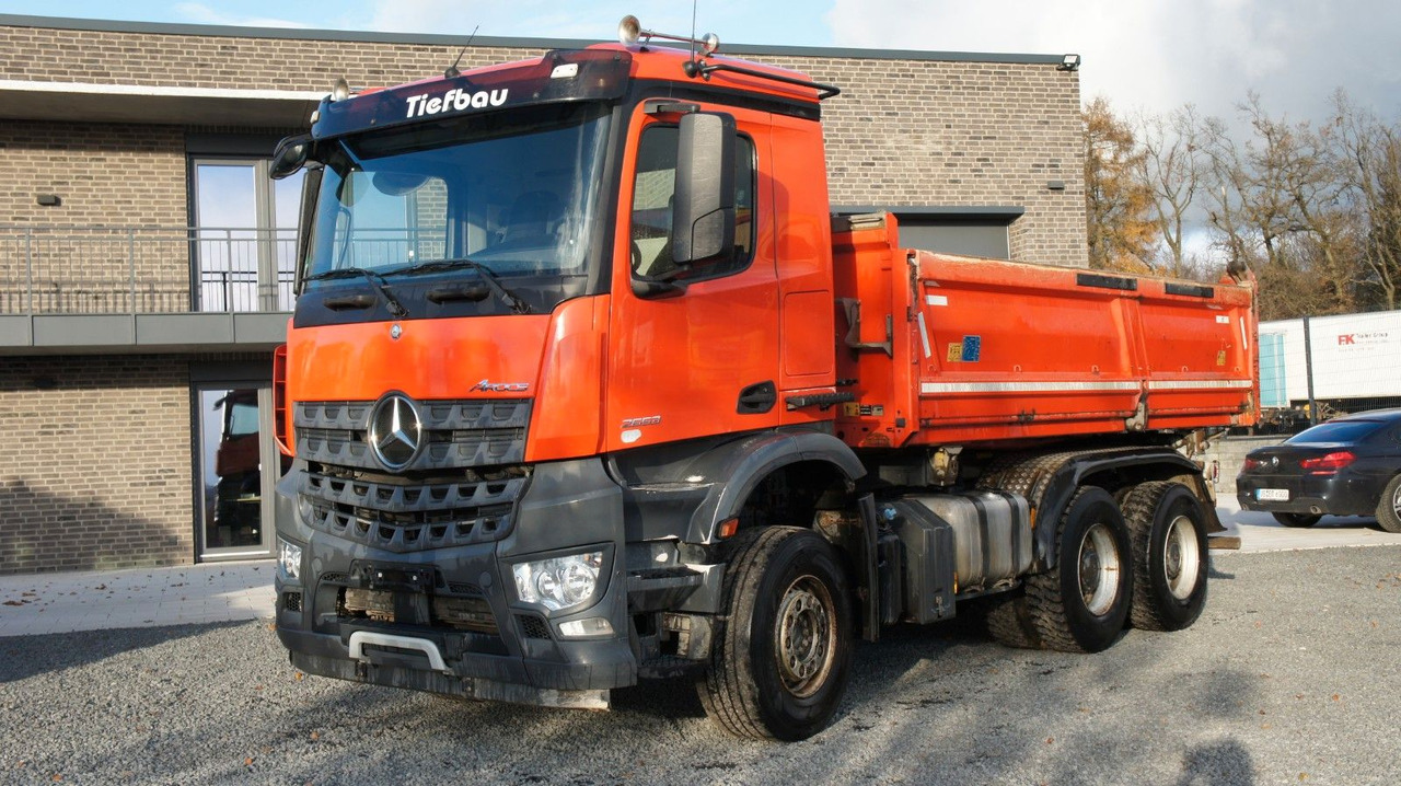 Mercedes-Benz Arocs 2653 Dreiseitenkipper Meiller Bordmatik - Billenőplatós teherautó: 2 kép. Mercedes-Benz Arocs 2653 Dreiseitenkipper Meiller Bordmatik - Billenőplatós teherautó: 2 kép.