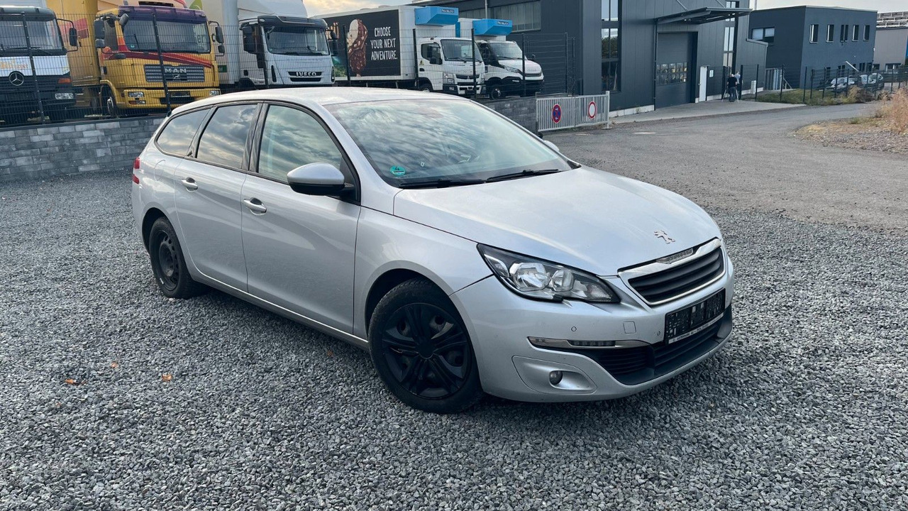 Peugeot 308 SW Active - Kombi: 3 kép. Peugeot 308 SW Active - Kombi: 3 kép.