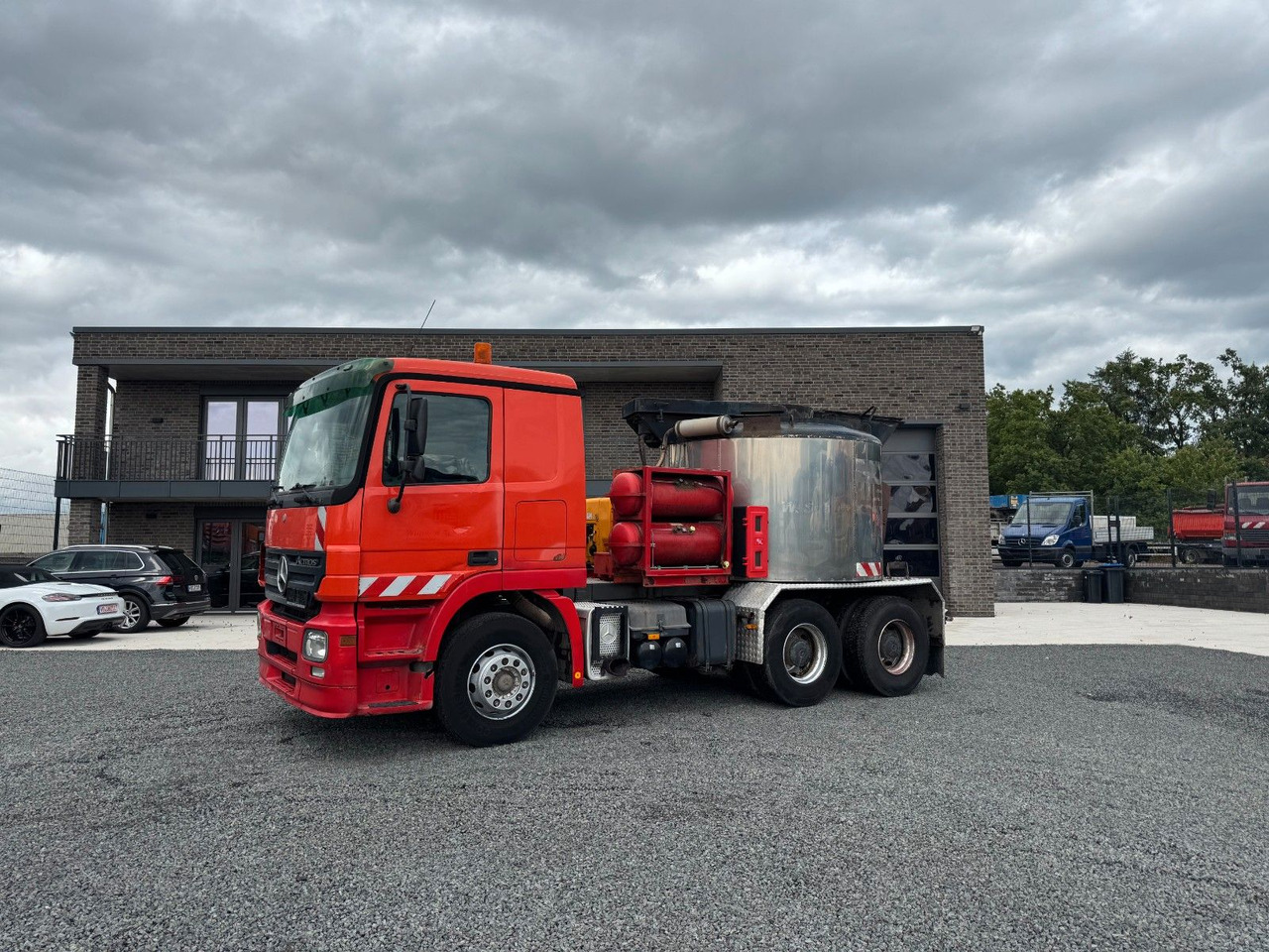 Mercedes-Benz Actros 2641 LS 6x4 Asphaltkocher 6x4 - Teherautó: 1 kép. Mercedes-Benz Actros 2641 LS 6x4 Asphaltkocher 6x4 - Teherautó: 1 kép.