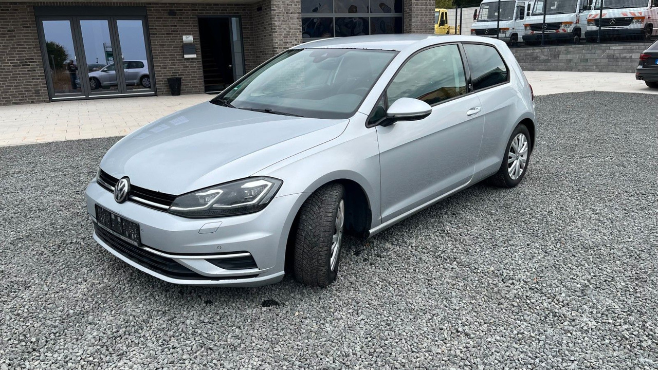 Volkswagen Golf VII Lim. Sound Start-Stopp - Autó: 2 kép. Volkswagen Golf VII Lim. Sound Start-Stopp - Autó: 2 kép.