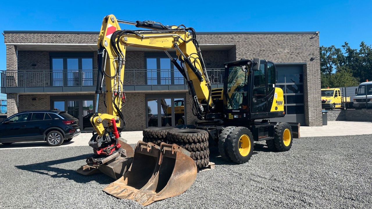 Yanmar B110W Mobilbagger Rotortilt Klima 4x Löffel - Gumikerekes kotró: 2 kép. Yanmar B110W Mobilbagger Rotortilt Klima 4x Löffel - Gumikerekes kotró: 2 kép.