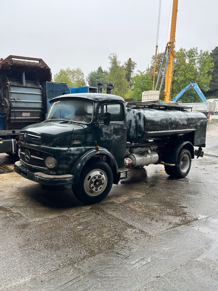 Mercedes-Benz L 911 4x2 Baujahr 1966 - Alvaz teherautó: 2 kép. Mercedes-Benz L 911 4x2 Baujahr 1966 - Alvaz teherautó: 2 kép.