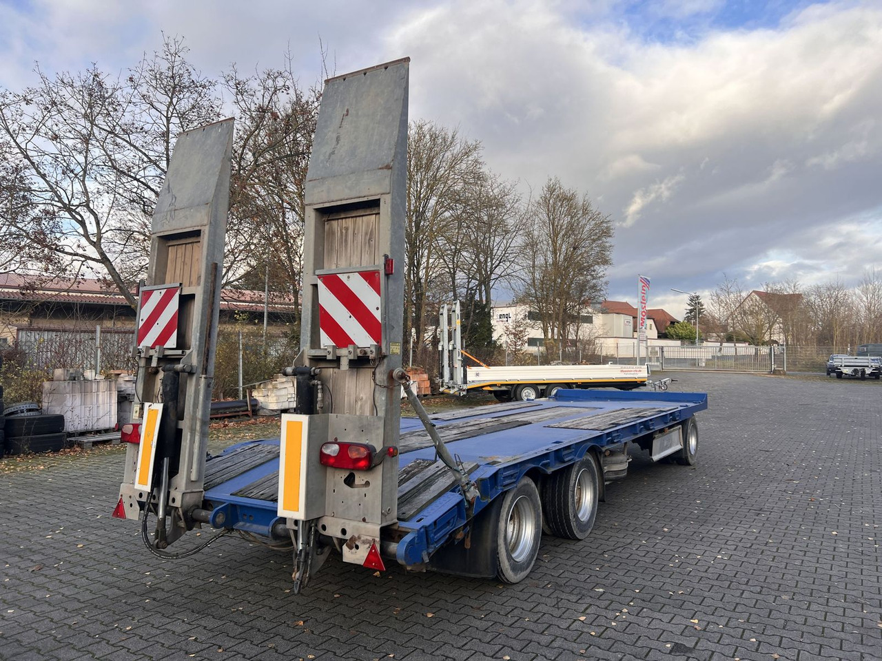 Pótkocsi mélybölcsős 3 Achs Tiefladeranhänger: 6 kép.