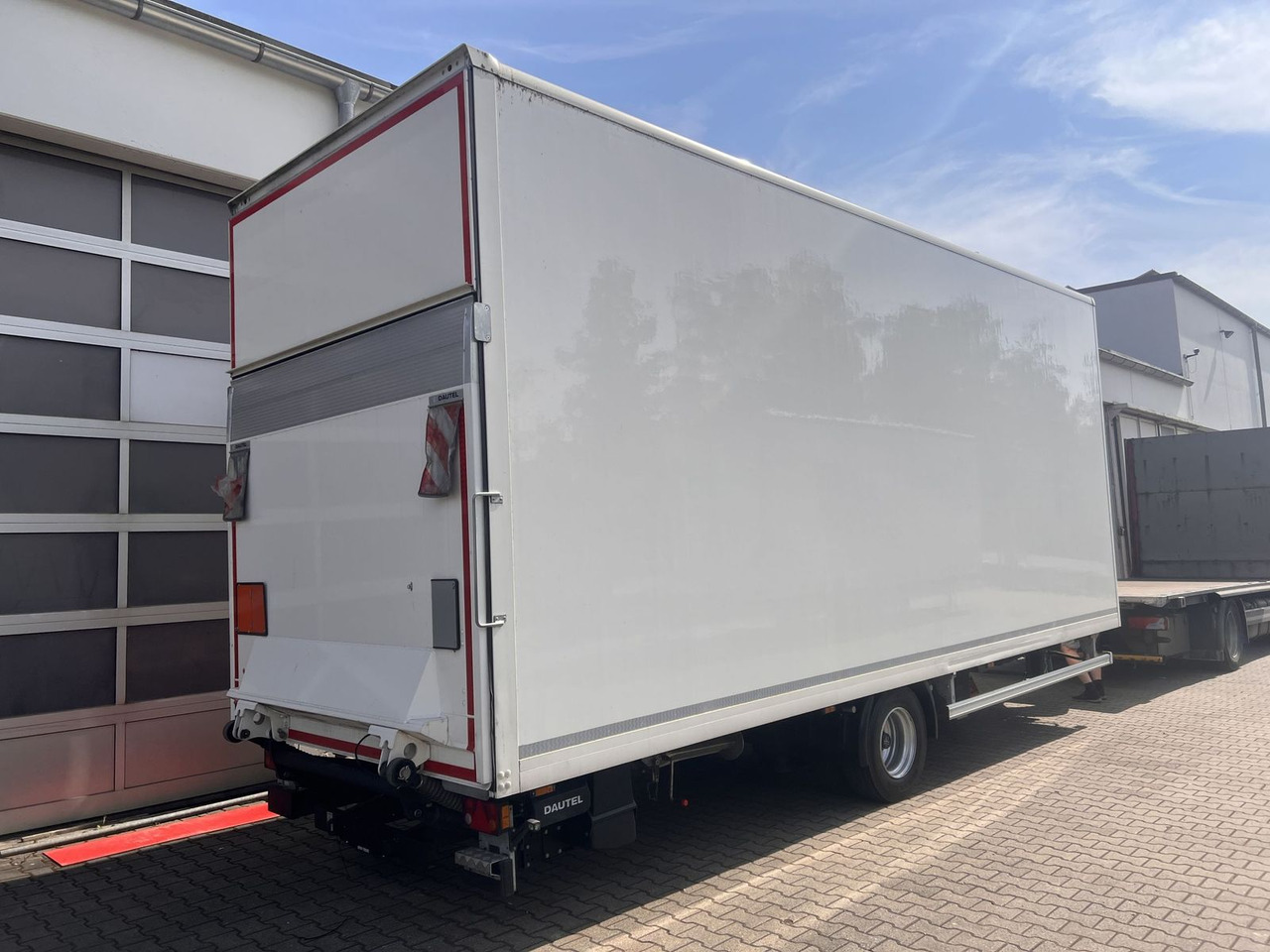 Ackermann 1 Achs Kofferanhänger mit Ladebordwand 10,5 t G - Pótkocsi dobozos: 1 kép. Ackermann 1 Achs Kofferanhänger mit Ladebordwand 10,5 t G - Pótkocsi dobozos: 1 kép.