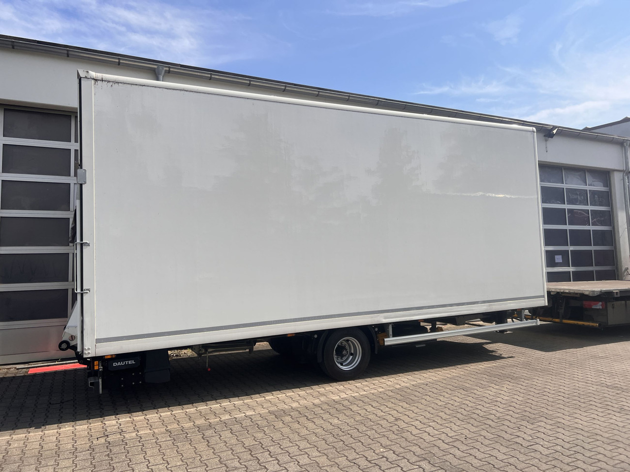 Ackermann Z-KA-F10.5/7,5 1 Achs Kofferanhänger mit Ladebordwand 10,5 t GG - Pótkocsi dobozos: 5 kép. Ackermann Z-KA-F10.5/7,5 1 Achs Kofferanhänger mit Ladebordwand 10,5 t GG - Pótkocsi dobozos: 5 kép.