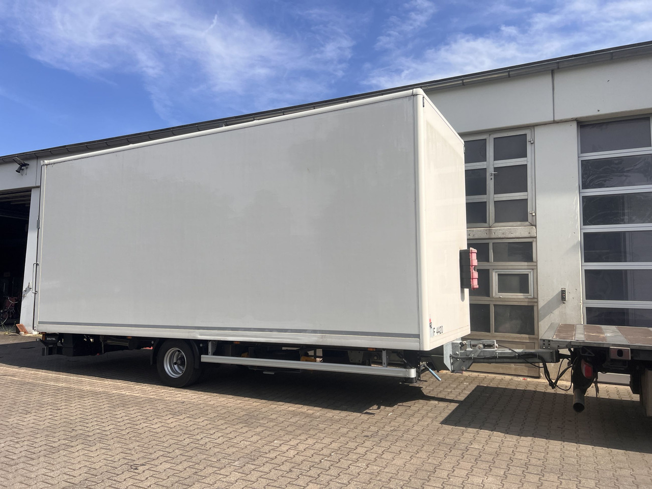 Ackermann Z-KA-F10.5/7,5 1 Achs Kofferanhänger mit Ladebordwand 10,5 t GG - Pótkocsi dobozos: 3 kép. Ackermann Z-KA-F10.5/7,5 1 Achs Kofferanhänger mit Ladebordwand 10,5 t GG - Pótkocsi dobozos: 3 kép.