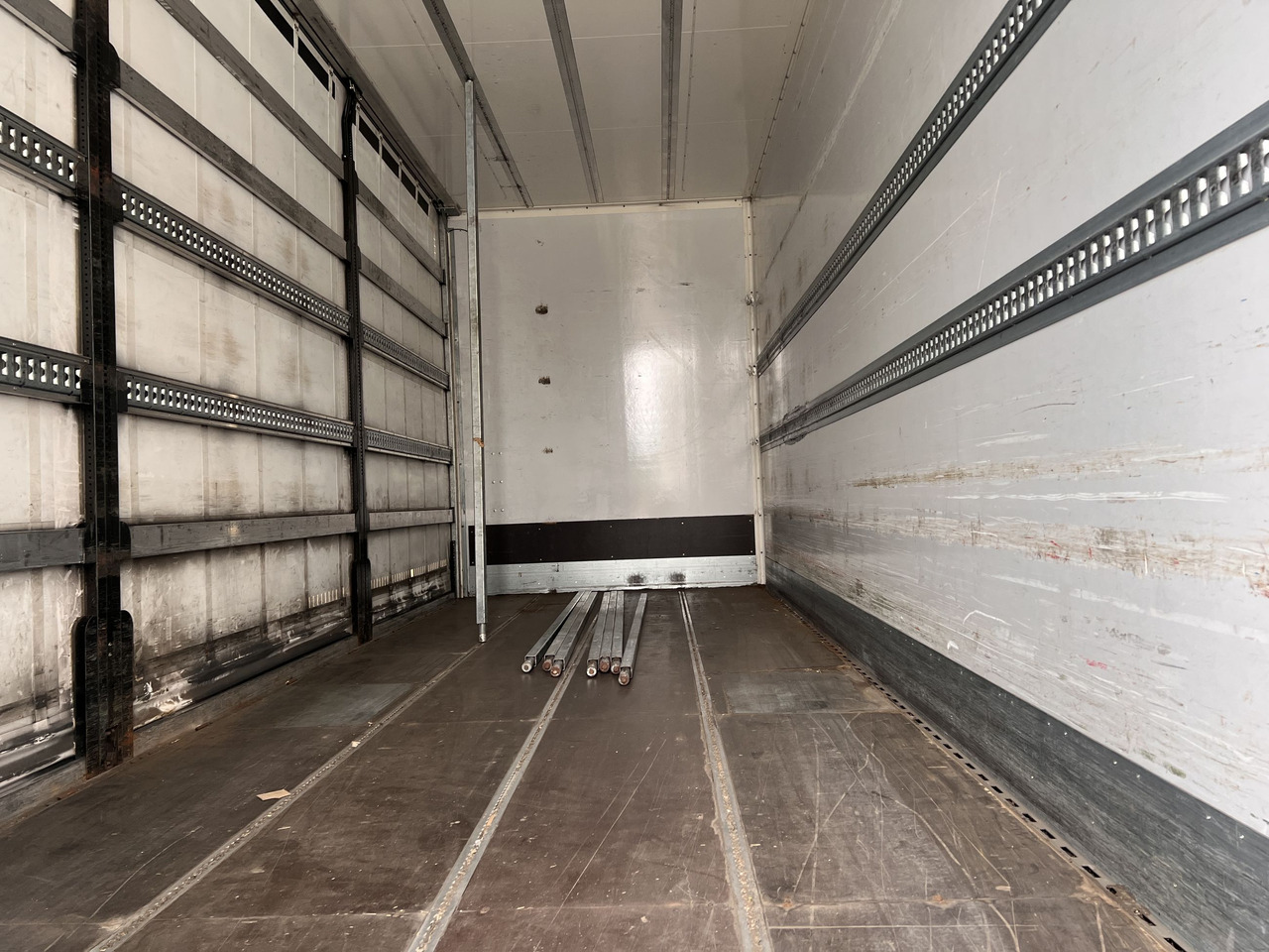 Ackermann Z-KA-F10.5/7,6 1 Achs Jumbo- Planenanhänger 10,5 t GG - Ponyvás pótkocsi: 2 kép. Ackermann Z-KA-F10.5/7,6 1 Achs Jumbo- Planenanhänger 10,5 t GG - Ponyvás pótkocsi: 2 kép.