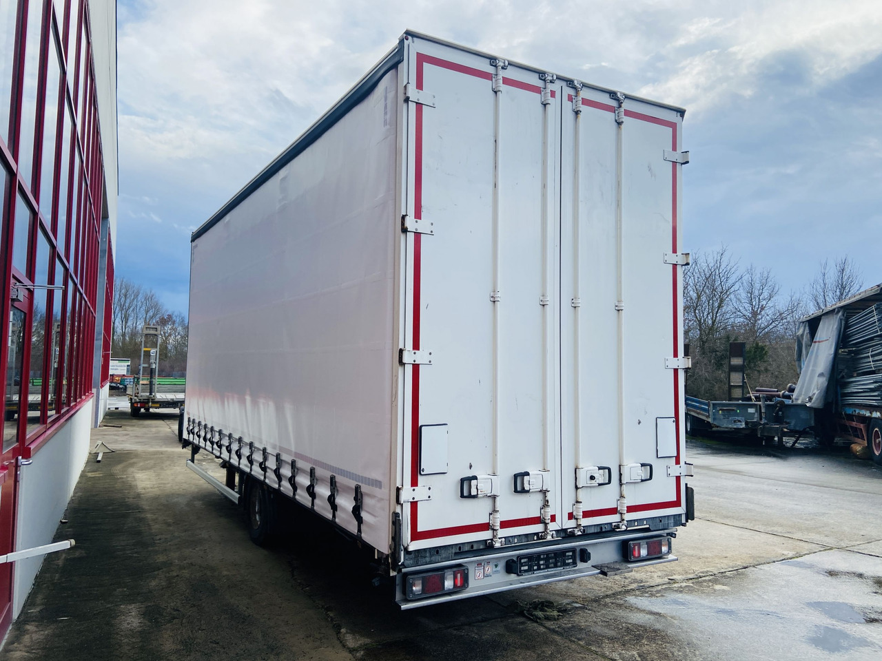 Ackermann Z-KA-F10.5/7,6 1 Achs Planenanhänger 10,5 t GG - Pótkocsi dobozos: 4 kép. Ackermann Z-KA-F10.5/7,6 1 Achs Planenanhänger 10,5 t GG - Pótkocsi dobozos: 4 kép.