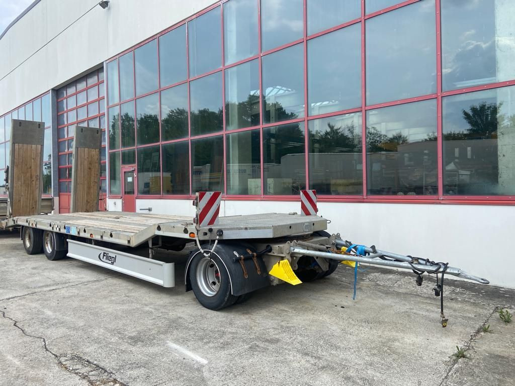 Fliegl DTS 300 3 Achs Tiefladeranhänger - Pótkocsi mélybölcsős: 2 kép. Fliegl DTS 300 3 Achs Tiefladeranhänger - Pótkocsi mélybölcsős: 2 kép.