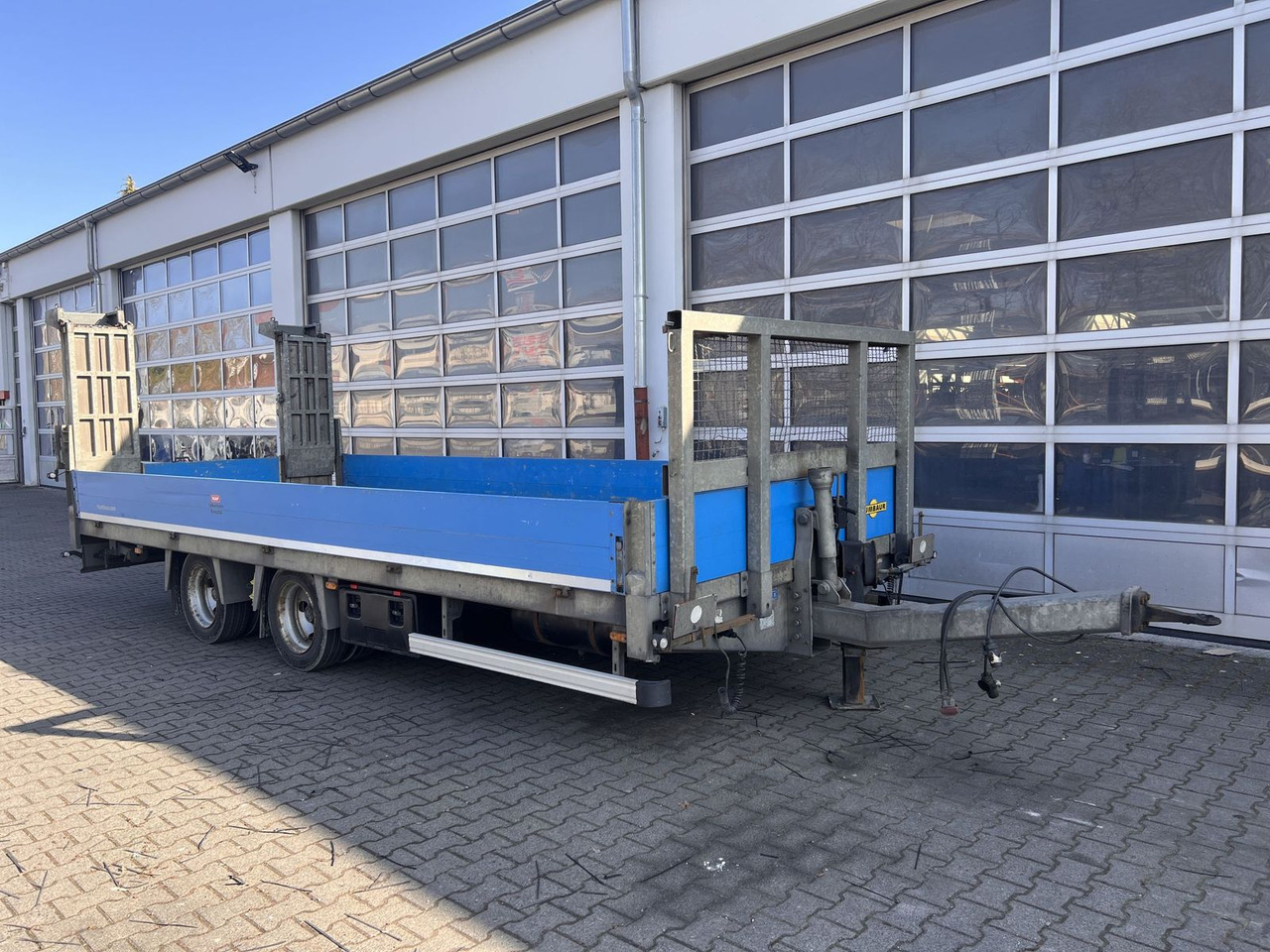 Humbaur 13,6 t Tandemtieflader - Pótkocsi mélybölcsős: 2 kép. Humbaur 13,6 t Tandemtieflader - Pótkocsi mélybölcsős: 2 kép.