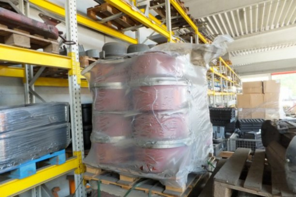 KRONE SD 10 Stück SAF Bremstrommel für 9 t Achse - Ponyvás félpótkocsi: 2 kép. KRONE SD 10 Stück SAF Bremstrommel für 9 t Achse - Ponyvás félpótkocsi: 2 kép.