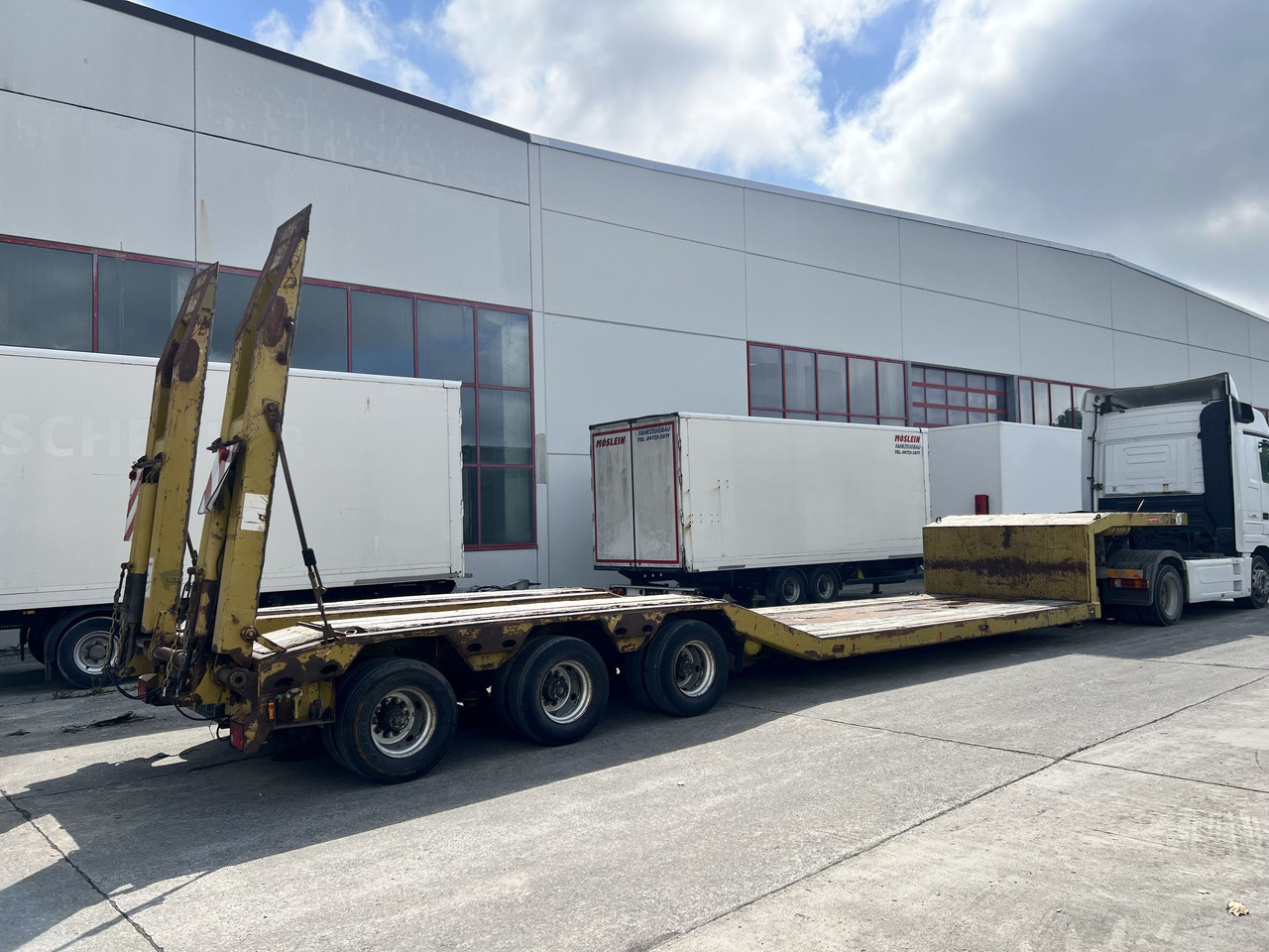 LANGENDORF SATBUE 30/38 3 Achs Tiefbett- Satteltieflader - Félpótkocsi mélybölcsős: 2 kép. LANGENDORF SATBUE 30/38 3 Achs Tiefbett- Satteltieflader - Félpótkocsi mélybölcsős: 2 kép.