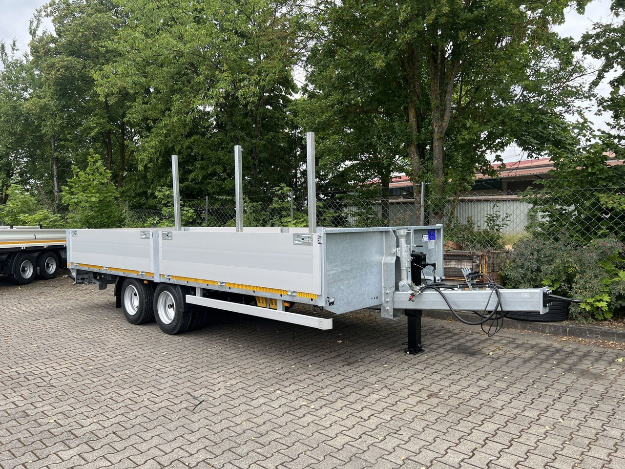 Möslein 14,4 t Tandem- Pritschenanhänger- Tieflader - Pótkocsi mélybölcsős: 2 kép. Möslein 14,4 t Tandem- Pritschenanhänger- Tieflader - Pótkocsi mélybölcsős: 2 kép.