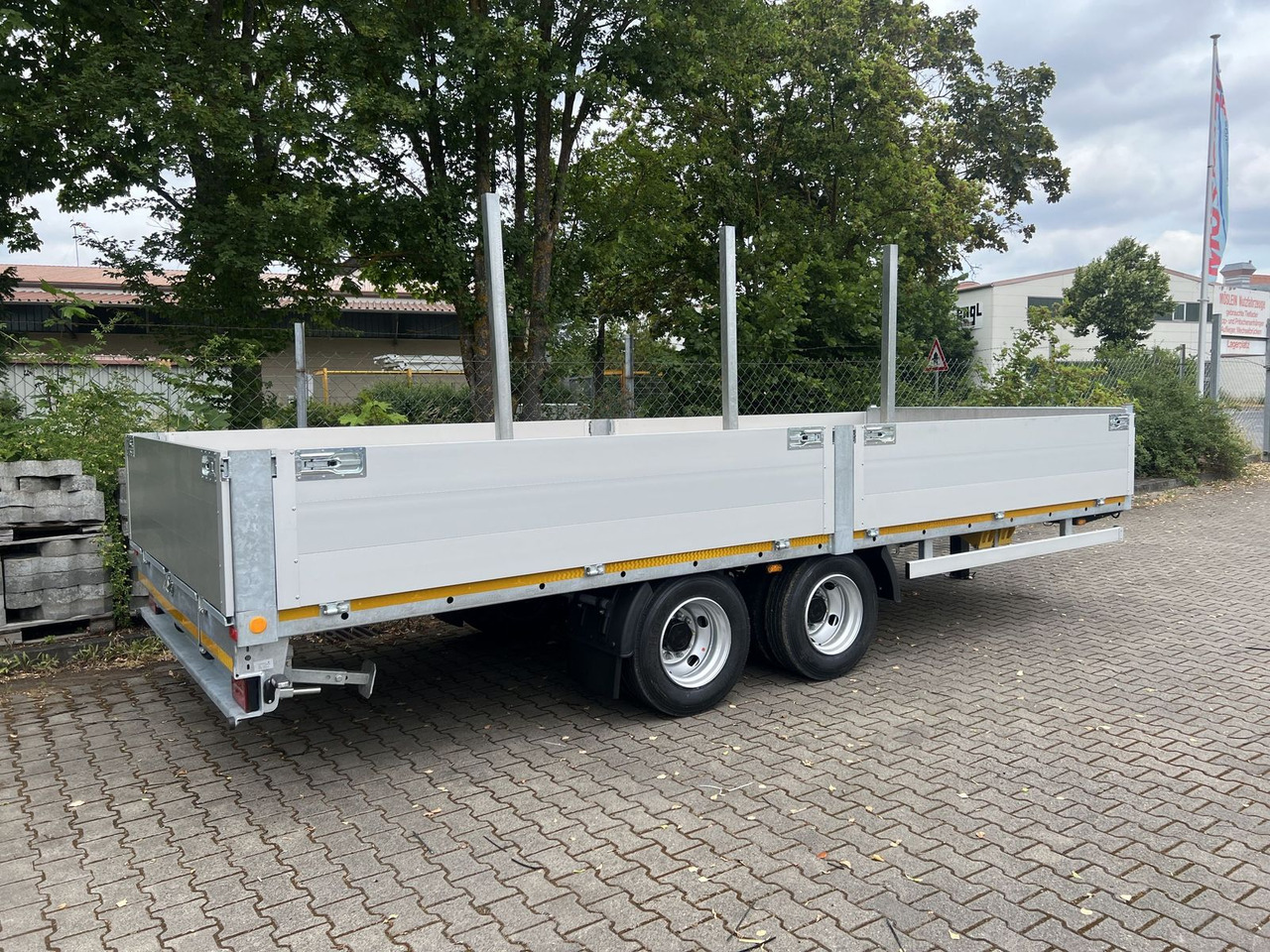 Möslein 14,4 t Tandem- Pritschenanhänger- Tieflader - Pótkocsi mélybölcsős: 3 kép. Möslein 14,4 t Tandem- Pritschenanhänger- Tieflader - Pótkocsi mélybölcsős: 3 kép.