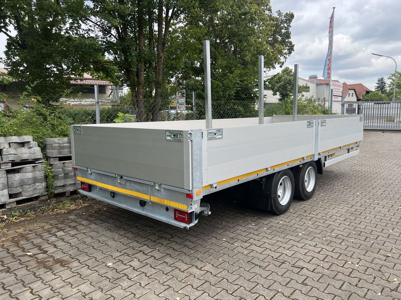 Pótkocsi mélybölcsős Möslein  14,4 t Tandem- Pritschenanhänger- Tieflader: 6 kép.