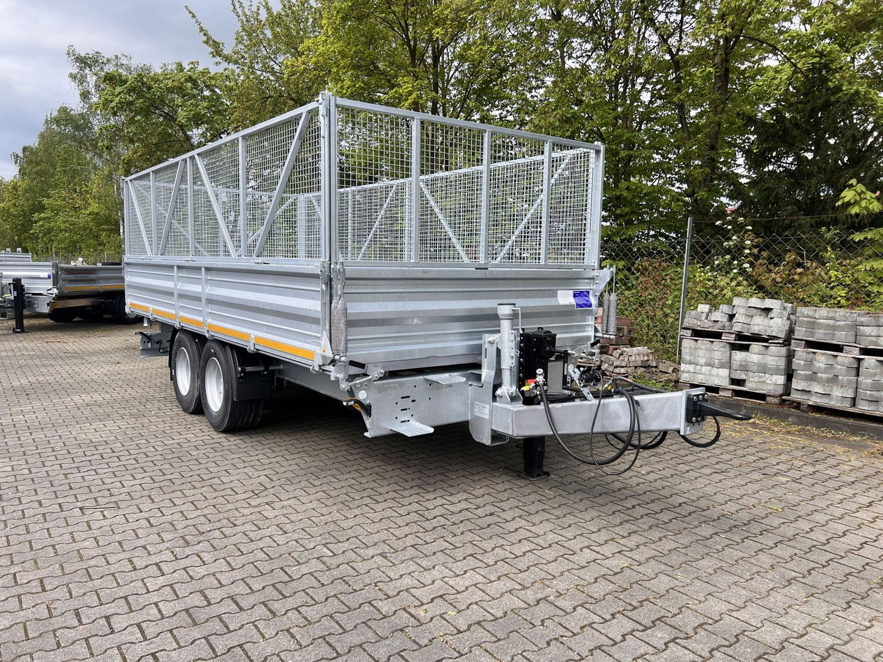 Möslein 14 t Tandem- Kipper Tieflader 5,70 m lang, Brei - Pótkocsi billenőplatós: 2 kép. Möslein 14 t Tandem- Kipper Tieflader 5,70 m lang, Brei - Pótkocsi billenőplatós: 2 kép.