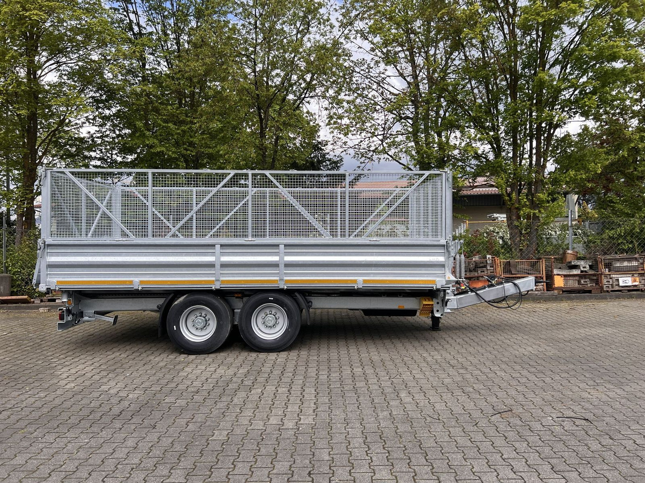 Möslein 14 t Tandem- Kipper Tieflader 5,70 m lang, Brei - Pótkocsi billenőplatós: 4 kép. Möslein 14 t Tandem- Kipper Tieflader 5,70 m lang, Brei - Pótkocsi billenőplatós: 4 kép.