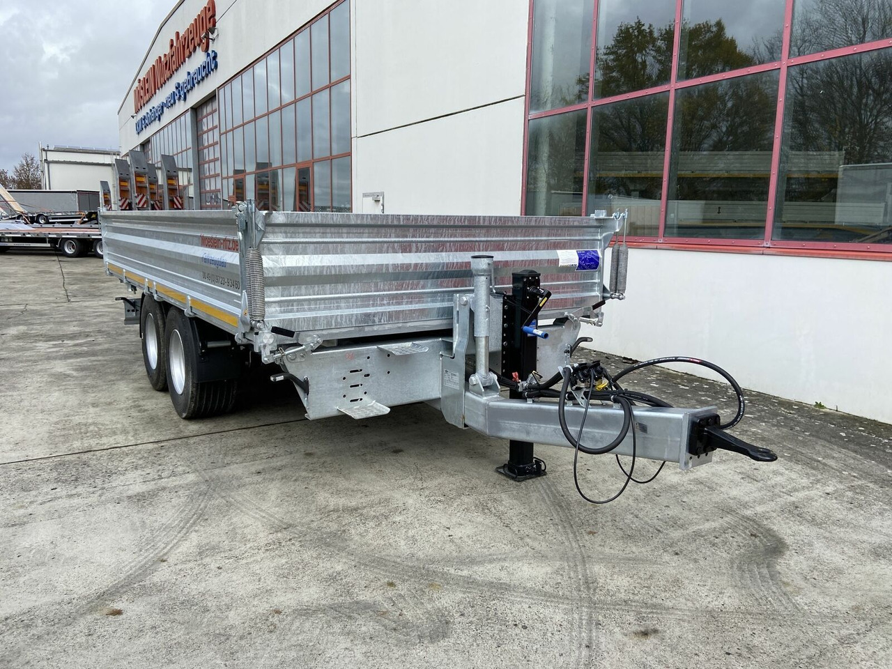 Möslein 14 t Tandem- Kipper Tieflader 5,70 m lang, Brei - Pótkocsi billenőplatós: 2 kép. Möslein 14 t Tandem- Kipper Tieflader 5,70 m lang, Brei - Pótkocsi billenőplatós: 2 kép.