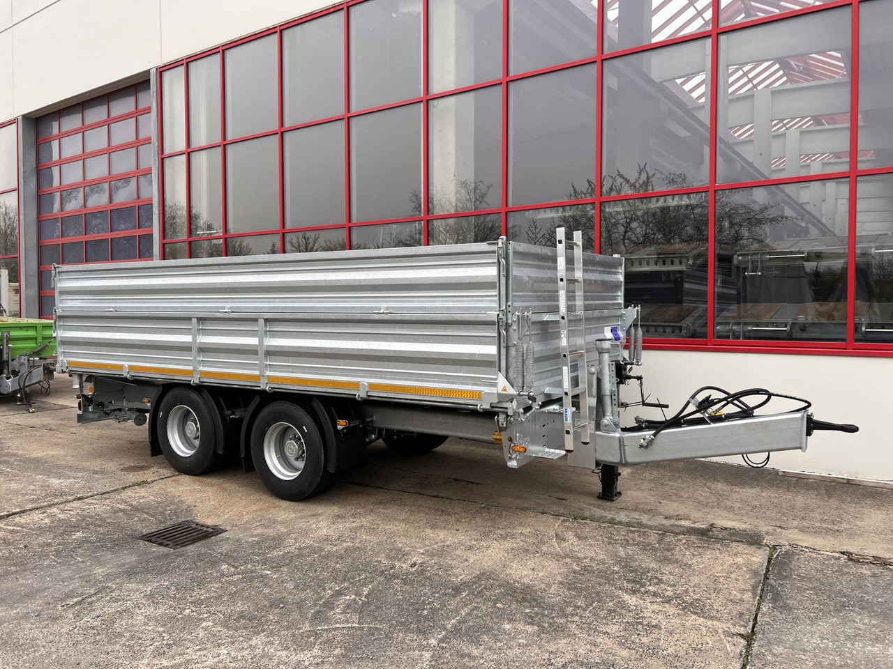 Möslein 19 t Tandem 3 Seiten Kipper TiefladerAufsatzbor - Pótkocsi billenőplatós: 2 kép. Möslein 19 t Tandem 3 Seiten Kipper TiefladerAufsatzbor - Pótkocsi billenőplatós: 2 kép.
