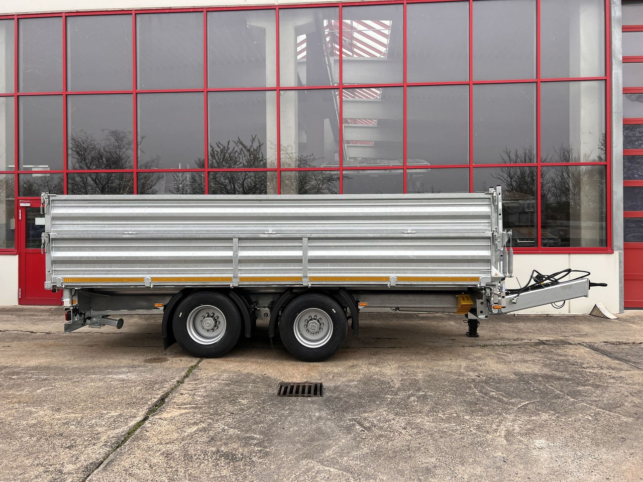 Möslein 19 t Tandem 3 Seiten Kipper TiefladerAufsatzbor - Pótkocsi billenőplatós: 1 kép. Möslein 19 t Tandem 3 Seiten Kipper TiefladerAufsatzbor - Pótkocsi billenőplatós: 1 kép.