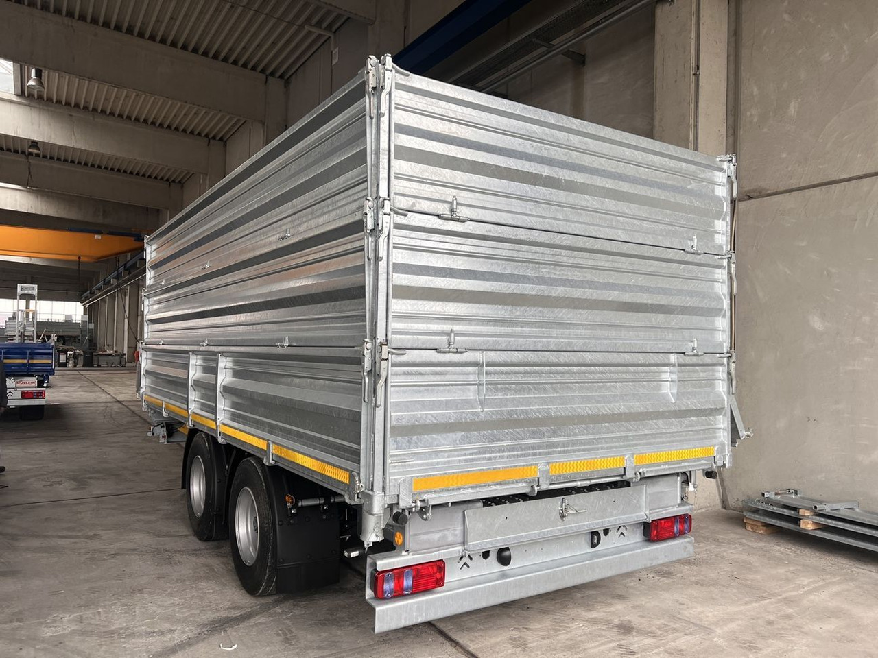 Möslein 19 t Tandem Kipper Tieflader2 x Aufsatzbordwänd - Pótkocsi billenőplatós: 2 kép. Möslein 19 t Tandem Kipper Tieflader2 x Aufsatzbordwänd - Pótkocsi billenőplatós: 2 kép.