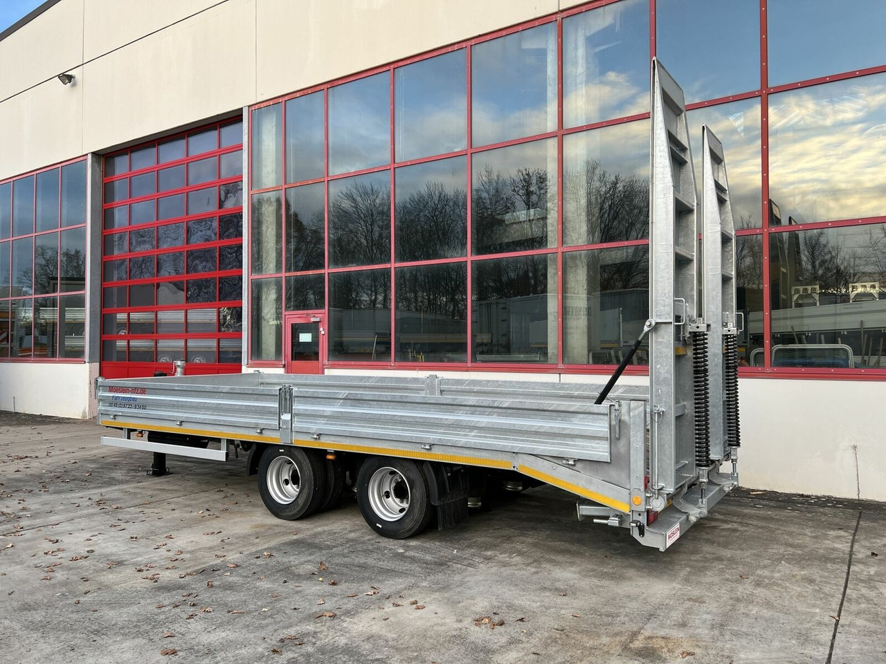Möslein 19 t Tandemtieflader-- Neufahrzeug -- - Pótkocsi mélybölcsős: 4 kép. Möslein 19 t Tandemtieflader-- Neufahrzeug -- - Pótkocsi mélybölcsős: 4 kép.